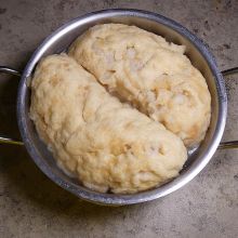 Semmelknödel kochen