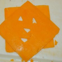 Gesicht in den Cheddar schneiden