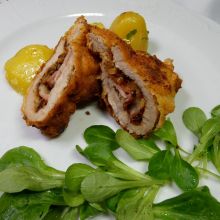 Cordon bleu mit Speck und Röstzwiebeln