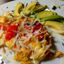 Eierspeise mit Paradeisern und Avocado