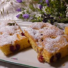 Einfacher saftiger Kirschkuchen