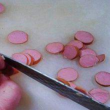 Wiener Würstchen schneiden