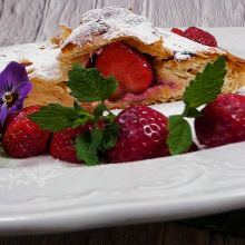 Erdbeer Topfen Mascarpone Strudel aus Blätterteig