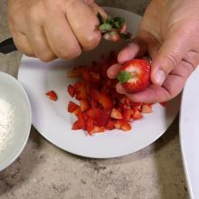 Erdbeeren schneiden