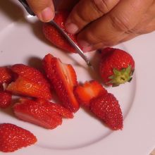 Erdbeeren schneiden