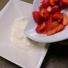 Erdbeeren zum Joghurt geben