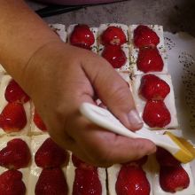 Mit Erdbeeren garnieren