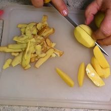 Erdäpfel schneiden