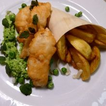 Fisch and Chips mit Erbsenpüree