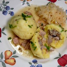 Fleischknödel servieren