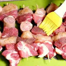 Fleischspieße marinieren