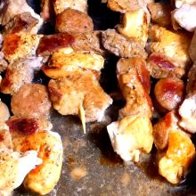 Fleischspieße rundum anbraten