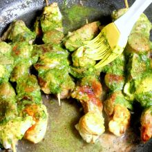 Mit Bärlauchpesto bestreichen