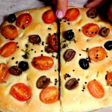 Foccachia mit Tomaten und Oliven