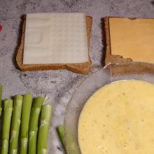 Toastbrot mit Käse belegen