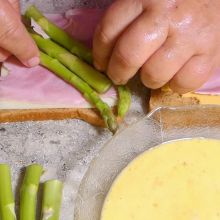 Mit grünem Spargel belegen