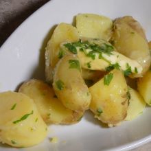 Frühkartoffeln mit Butter und Petersilie