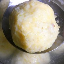 Knödel abseihen