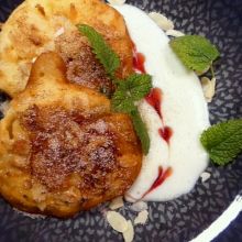 Gebackene Apfelküchlein mit Mandelblättchen