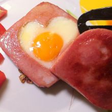 Gebratener Fleischkäse mit Spiegeleiherz