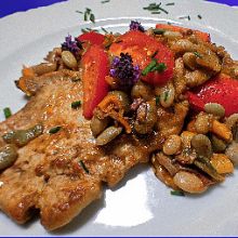 Gebratenes Kotelett mit Speckbohnen