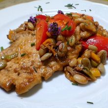 Gebratenes Nackensteak mit Speckbohnen, Paprika und Tomaten