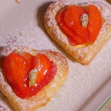 Gefüllte Blätterteigherzen mit Erdbeeren