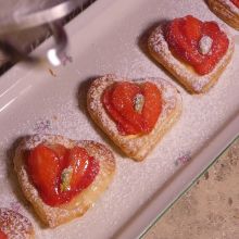 Gefüllte Blätterteigherzen mit Erdbeeren