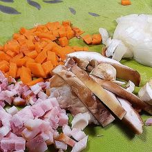 Gemüse und Speck schneiden