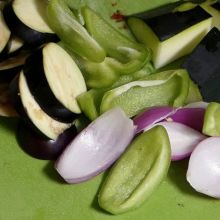 Gemüse vorbereiten.
