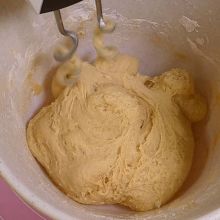 Krapfenteig kneten