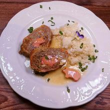 Faschierter Braten mit Leberkäseschweinchen gefüllt