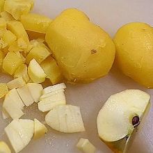 Äpfel und Erdäpfel schneiden