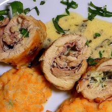 Hähnchenkeule mit Schinken - Bärlauch Füllung, ausgelöst und gerollt