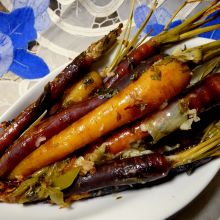 Gebratene Karotten mit Knoblauch, Kräutern und Parmesan