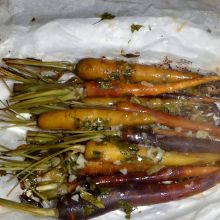 Gebratene Karotten mit Knoblauch, Kräutern und Parmesan