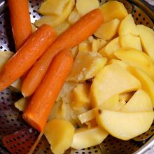 Kartoffeln und Möhren kochen