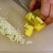 Zwiebel und Erdäpfel schneiden