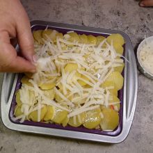 Mit Käse bestreuen