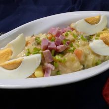 Tschechischer Kartoffelsalat mit Gemüse und Mayonnaise