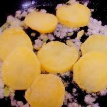 Kartoffeln mit Zwiebel anbraten