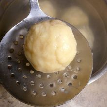 Kirschenknödel abseihen