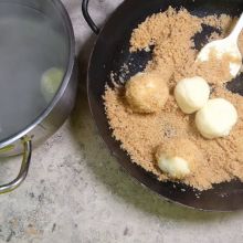 Knödel abseihen