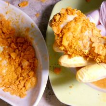 in den Cornflakes wenden