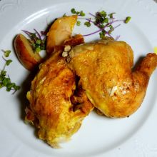 Knuspriges Brathuhn servieren
