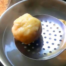 Knödel abseihen