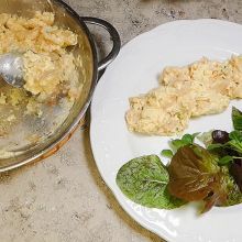 geröstete Knödel mit Salat