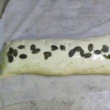 Mit Kürbiskernen garnieren