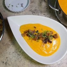 Kürbiscremesuppe servieren