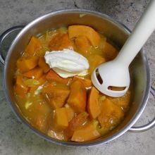 Kürbiscremesuppe pürieren
